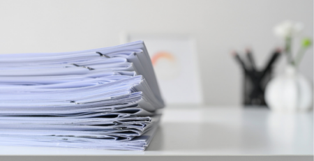 Contratto di agenzia su scrivania con penna e documenti: guida per imprese alla redazione e gestione del rapporto con l'agente di commercio