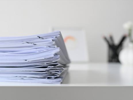 Contratto di agenzia su scrivania con penna e documenti: guida per imprese alla redazione e gestione del rapporto con l'agente di commercio