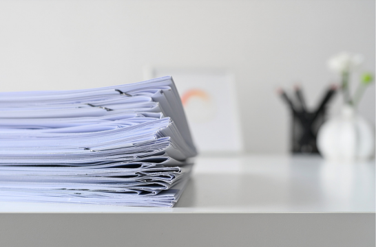 Contratto di agenzia su scrivania con penna e documenti: guida per imprese alla redazione e gestione del rapporto con l'agente di commercio