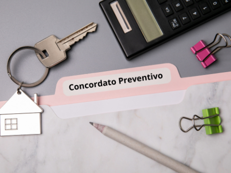 Concordato preventivo: imprenditore in crisi d'impresa valuta il piano di risanamento con il proprio avvocato