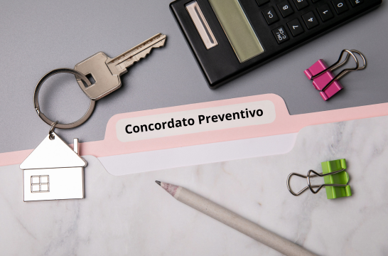 Concordato preventivo: imprenditore in crisi d'impresa valuta il piano di risanamento con il proprio avvocato