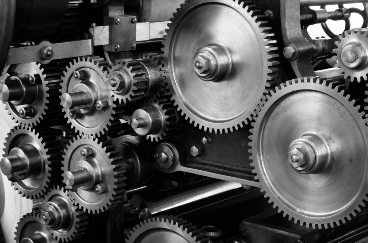 Ingranaggi di una macchina industriale che si incastrano tra loro