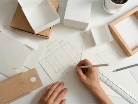 fotografia CC0 di una designer che disegna un packaging